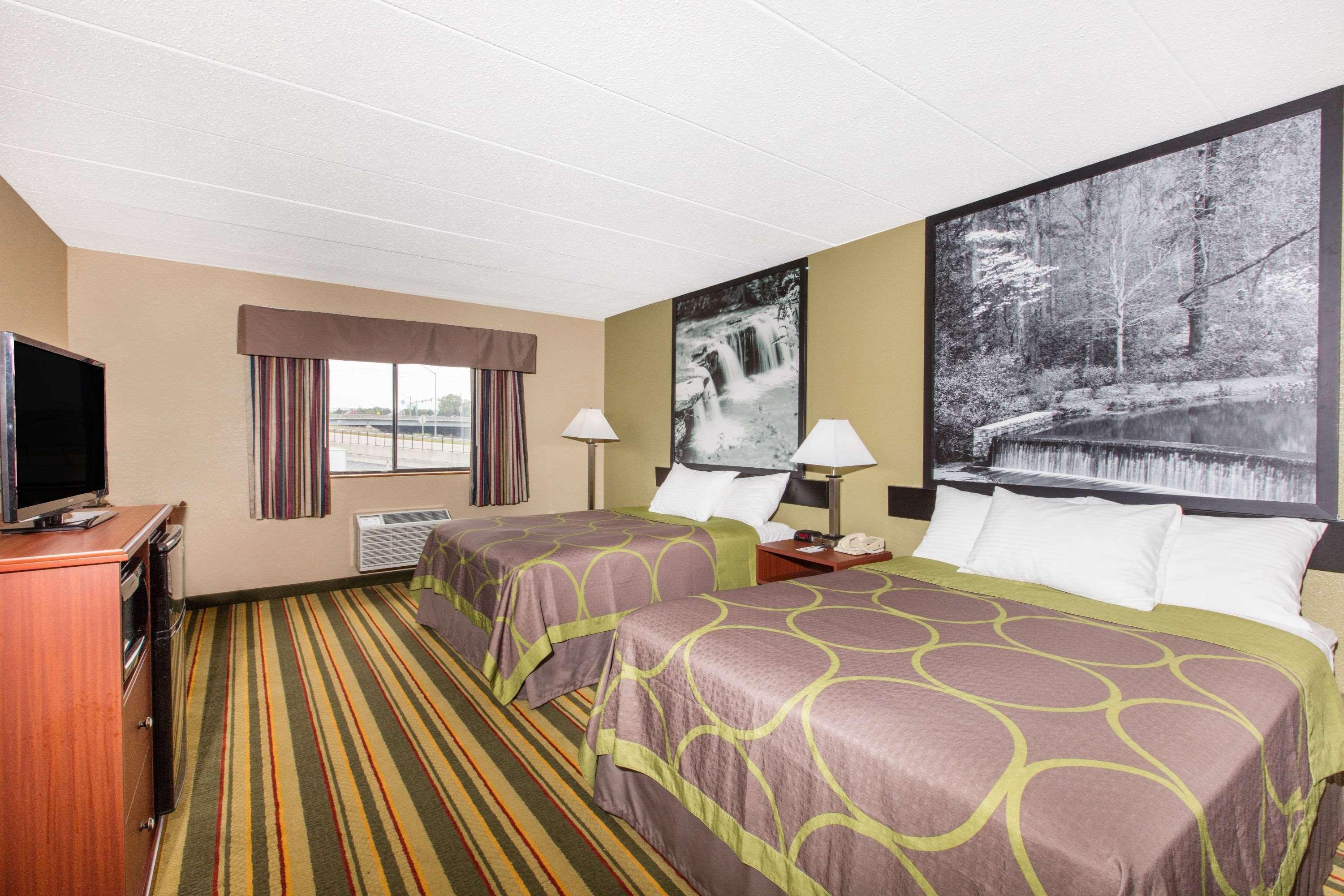 Super 8 By Wyndham Frederick Hotel Buitenkant foto