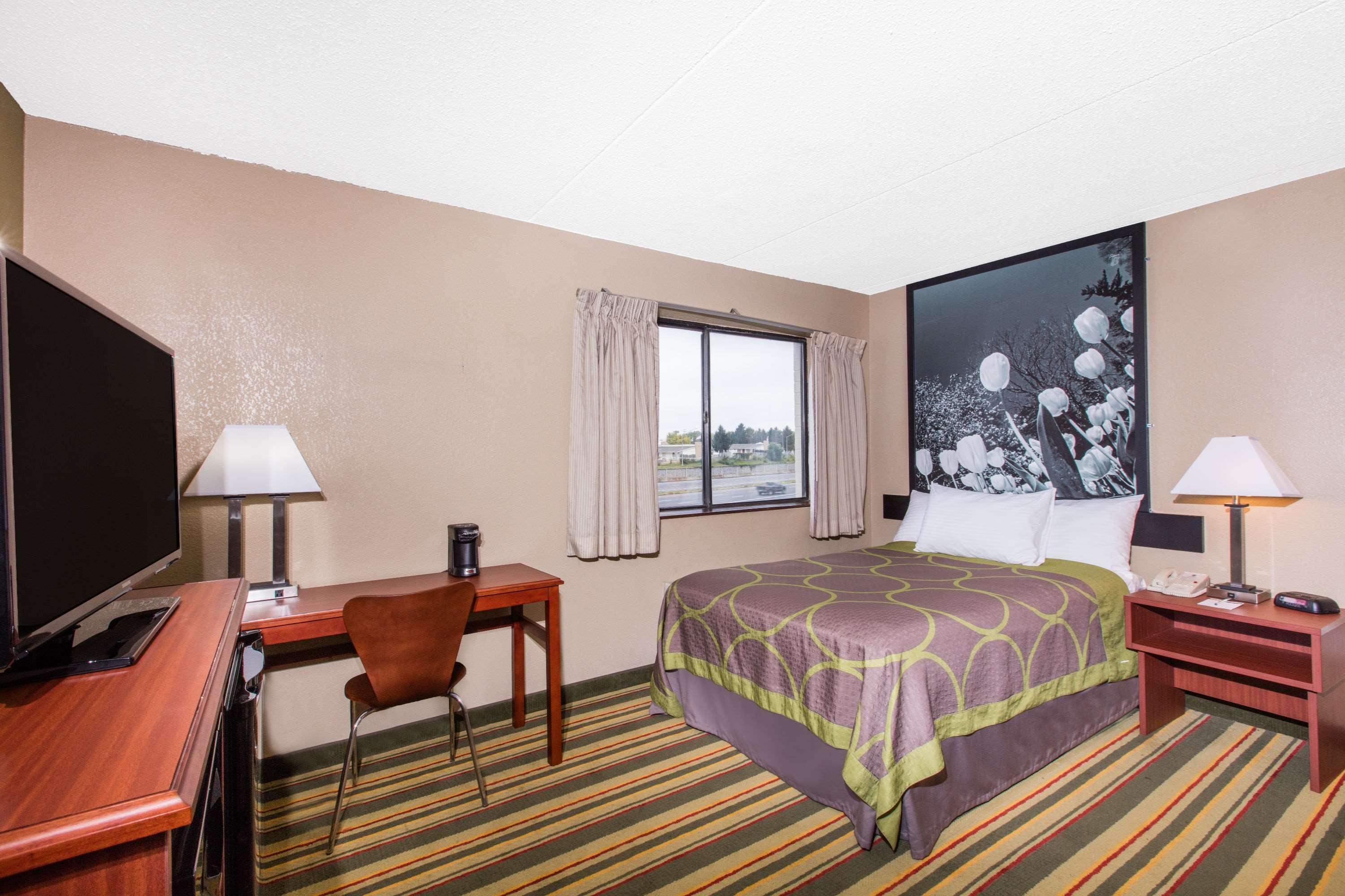 Super 8 By Wyndham Frederick Hotel Buitenkant foto