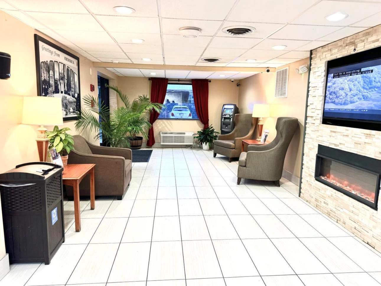 Super 8 By Wyndham Frederick Hotel Buitenkant foto