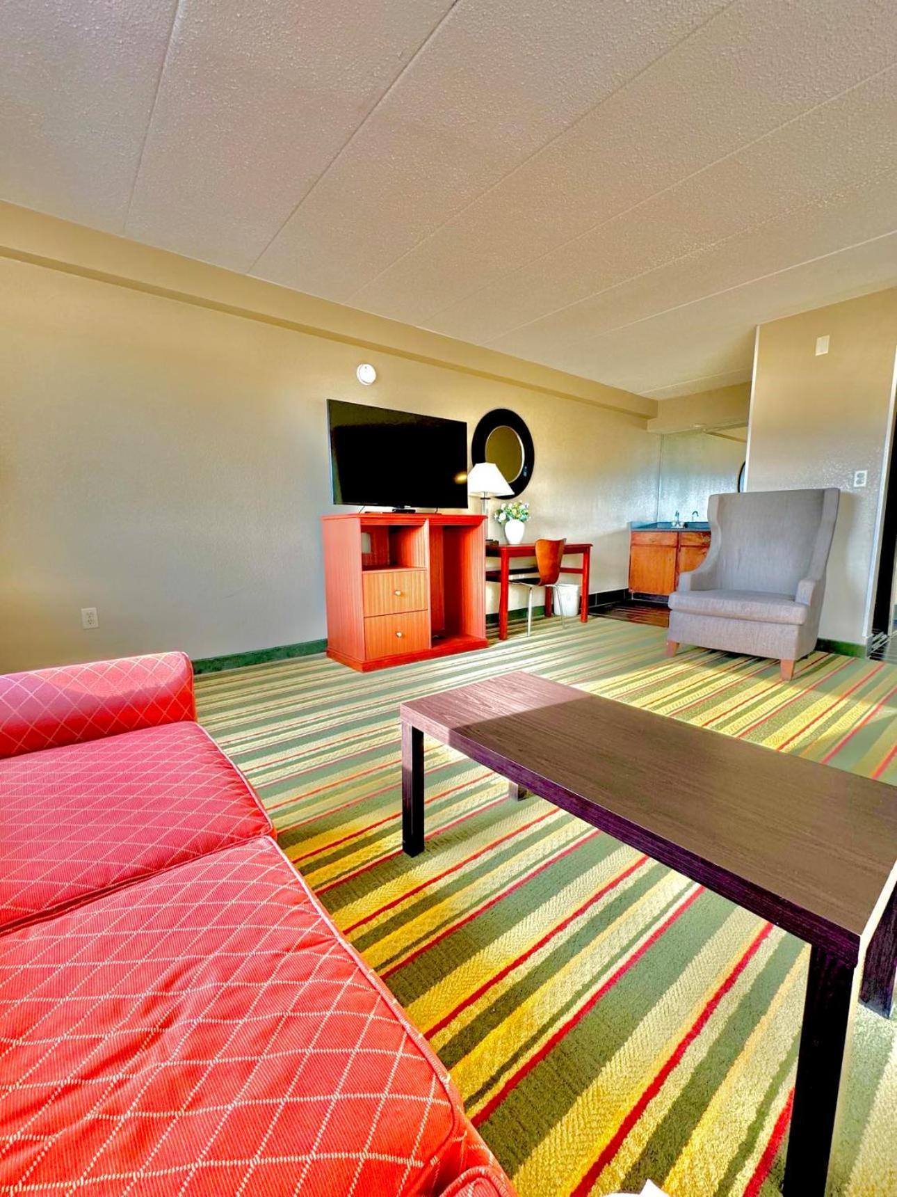 Super 8 By Wyndham Frederick Hotel Buitenkant foto