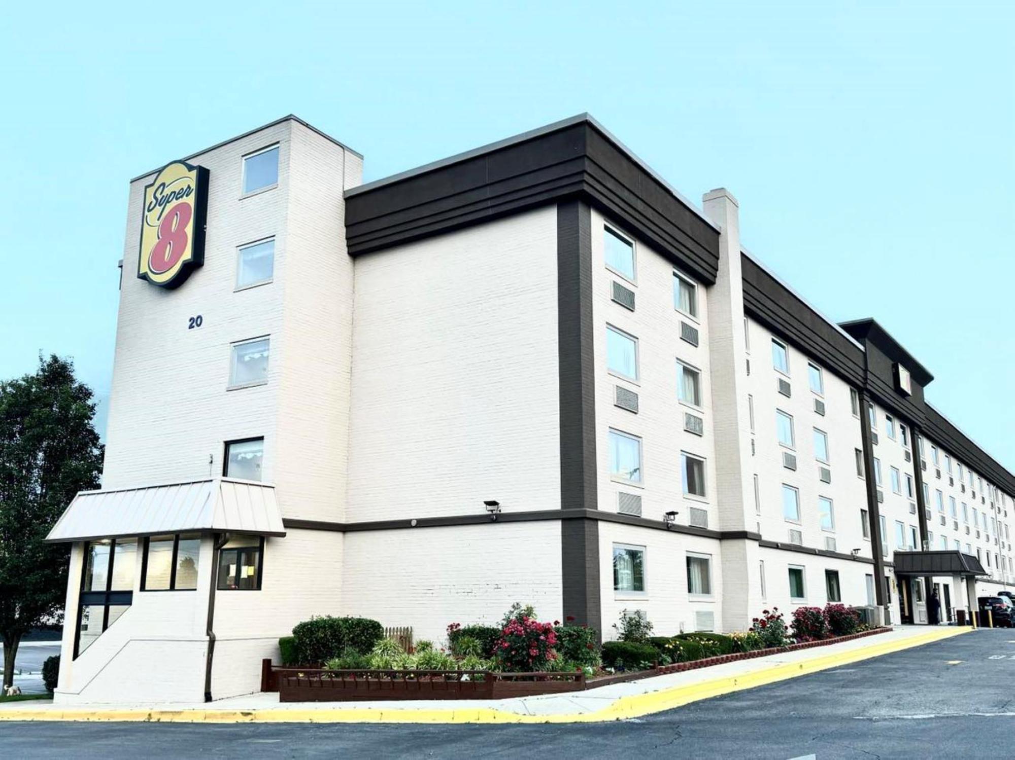 Super 8 By Wyndham Frederick Hotel Buitenkant foto