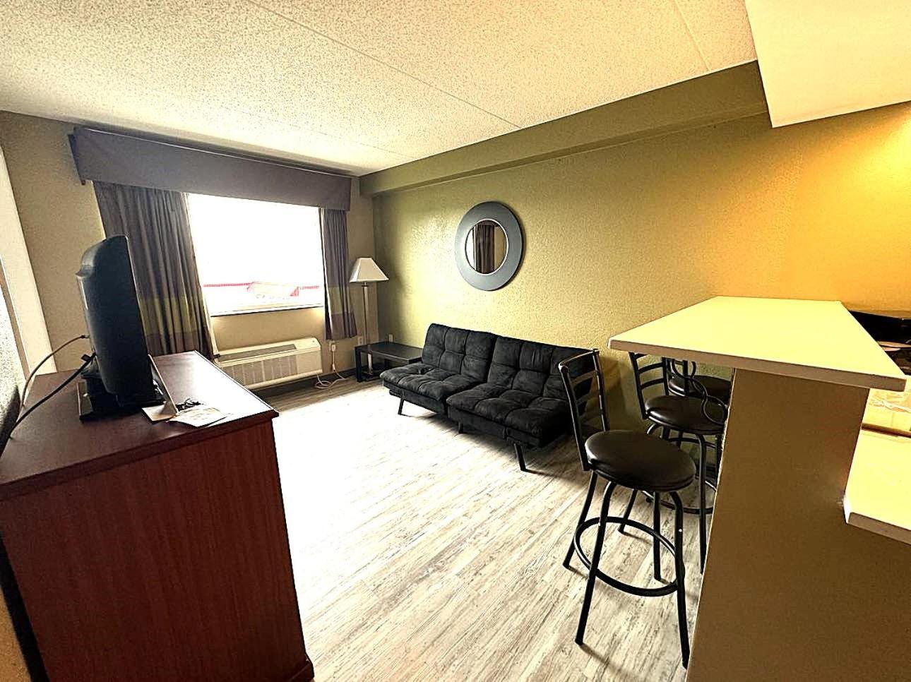 Super 8 By Wyndham Frederick Hotel Buitenkant foto