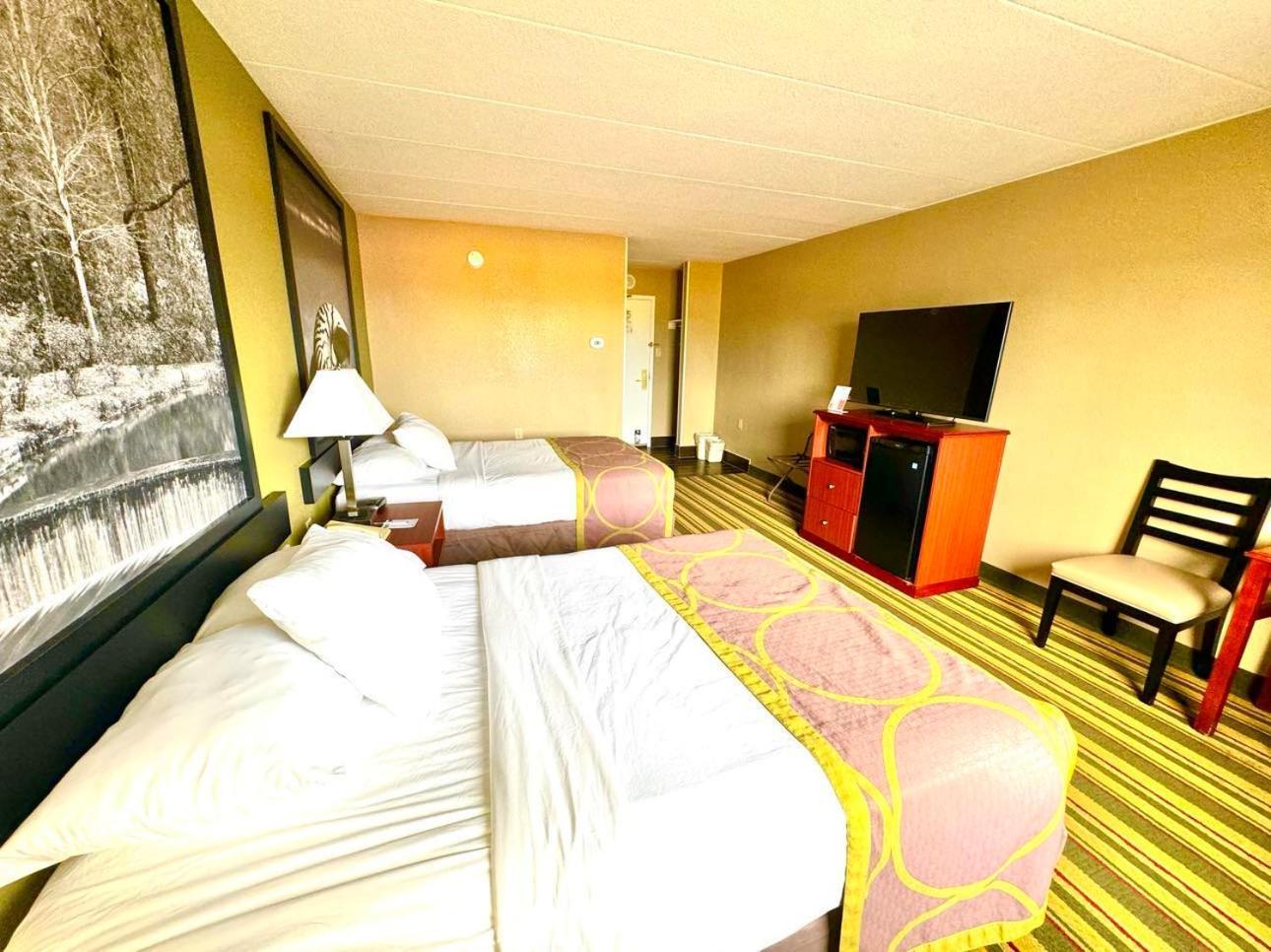 Super 8 By Wyndham Frederick Hotel Buitenkant foto