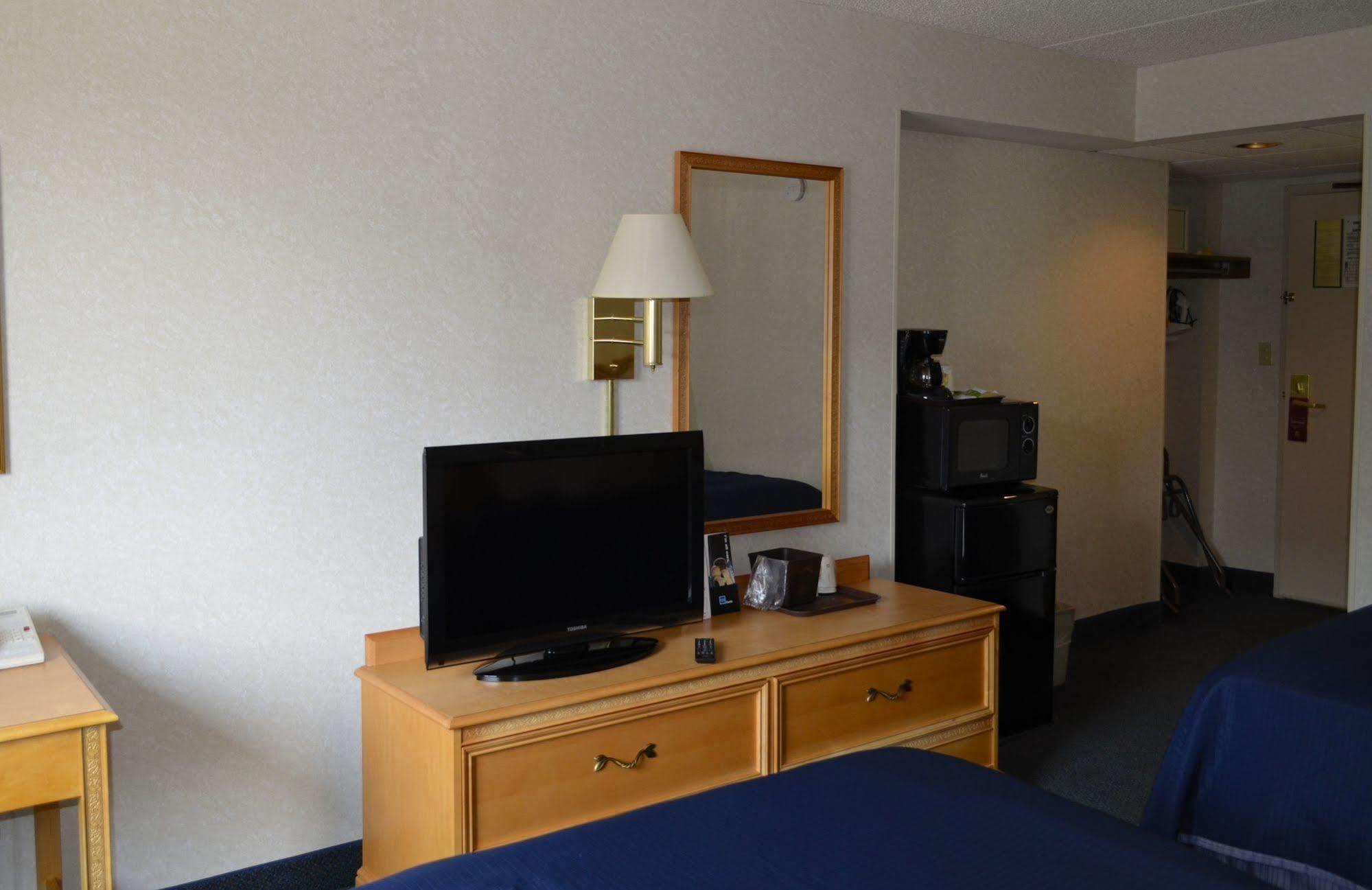 Super 8 By Wyndham Frederick Hotel Buitenkant foto