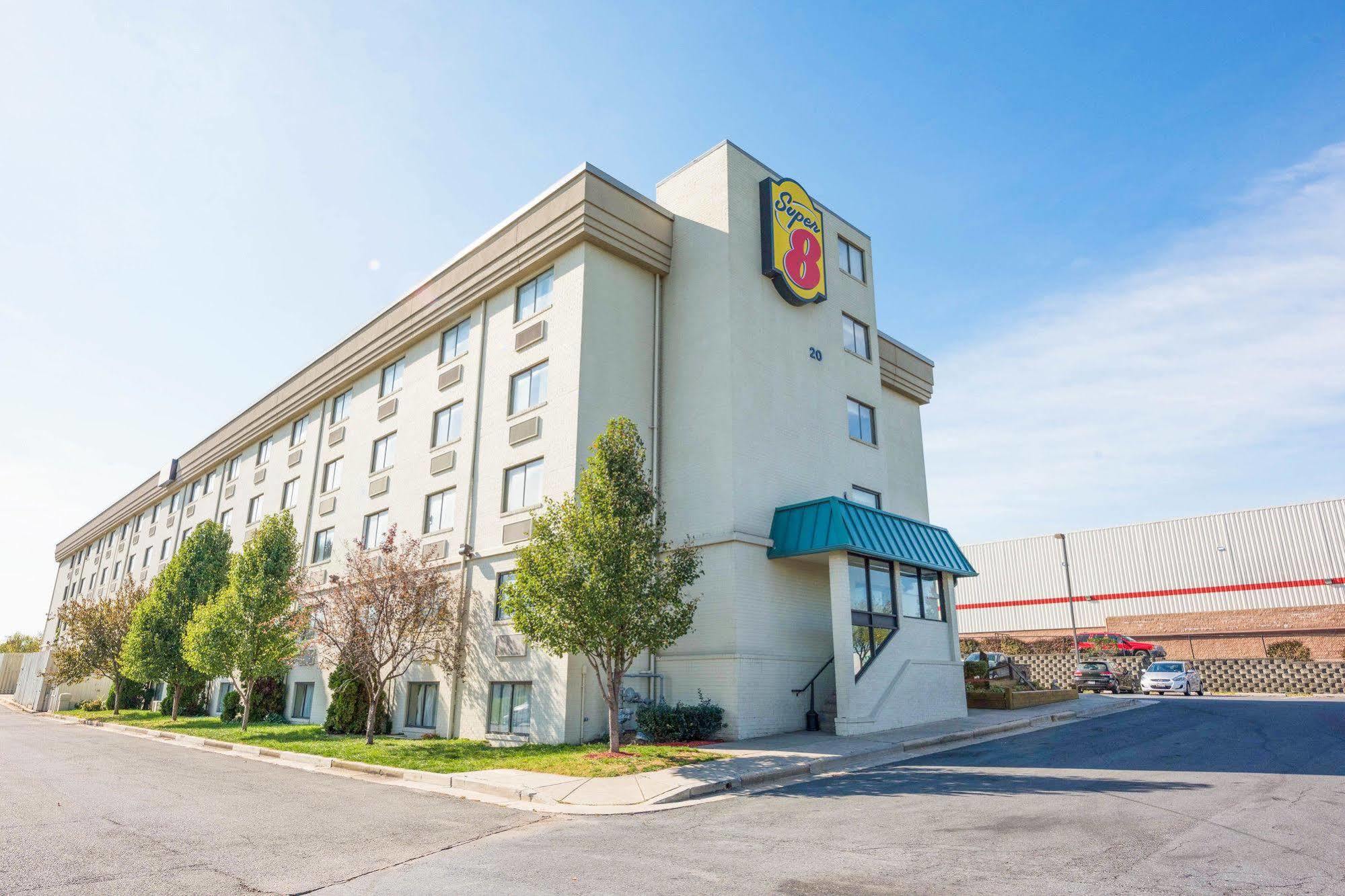 Super 8 By Wyndham Frederick Hotel Buitenkant foto