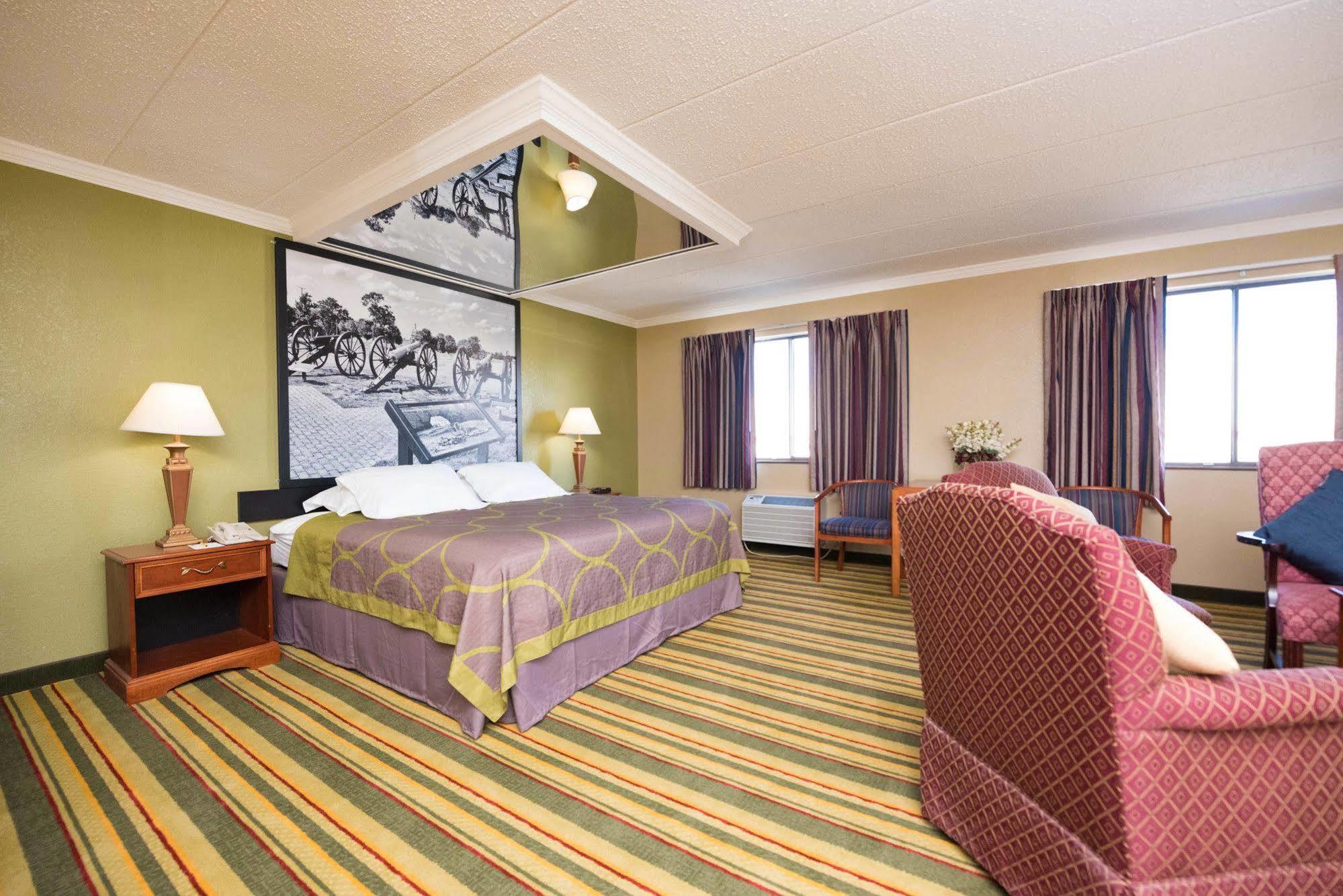 Super 8 By Wyndham Frederick Hotel Buitenkant foto