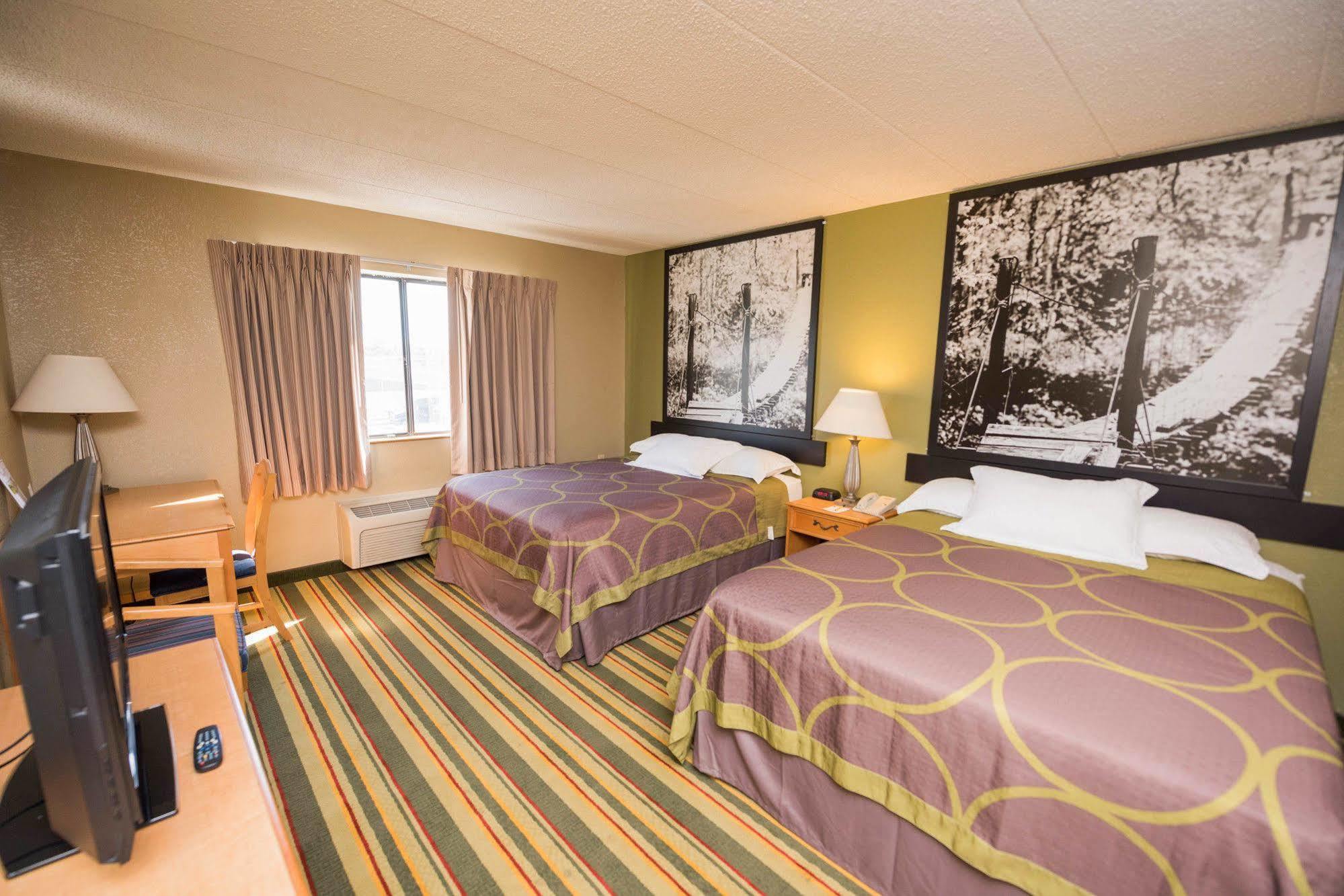 Super 8 By Wyndham Frederick Hotel Buitenkant foto