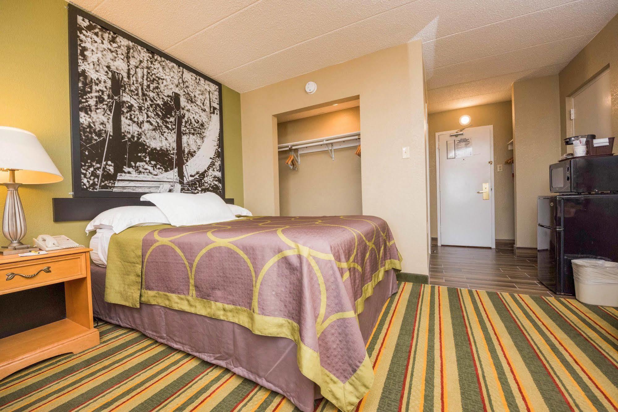 Super 8 By Wyndham Frederick Hotel Buitenkant foto
