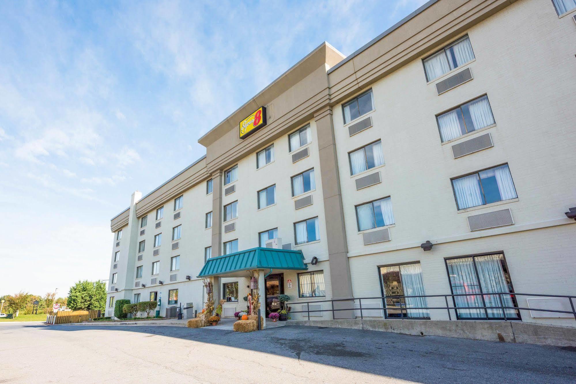 Super 8 By Wyndham Frederick Hotel Buitenkant foto