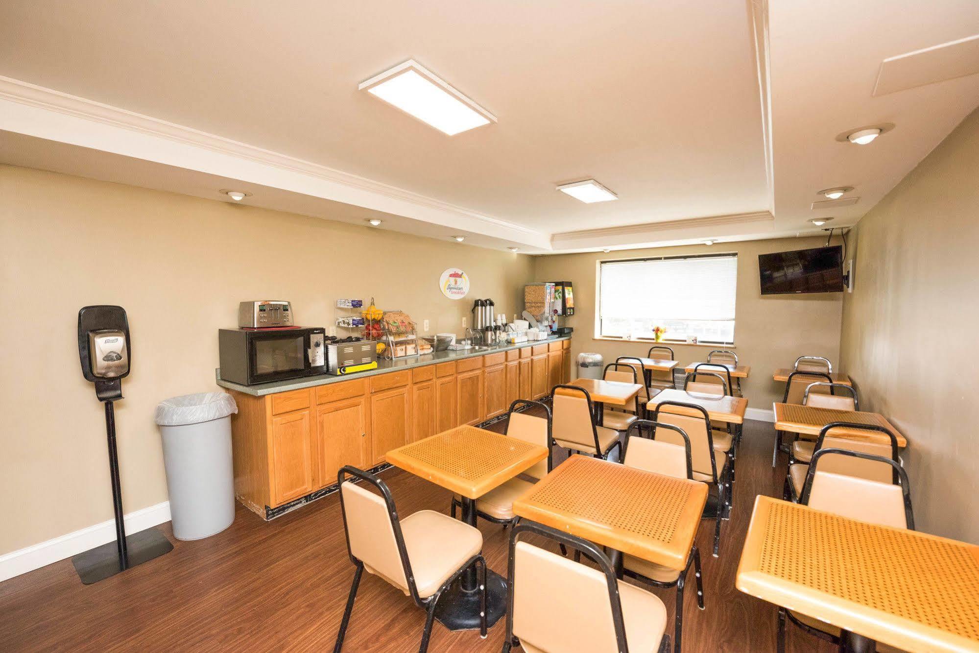 Super 8 By Wyndham Frederick Hotel Buitenkant foto