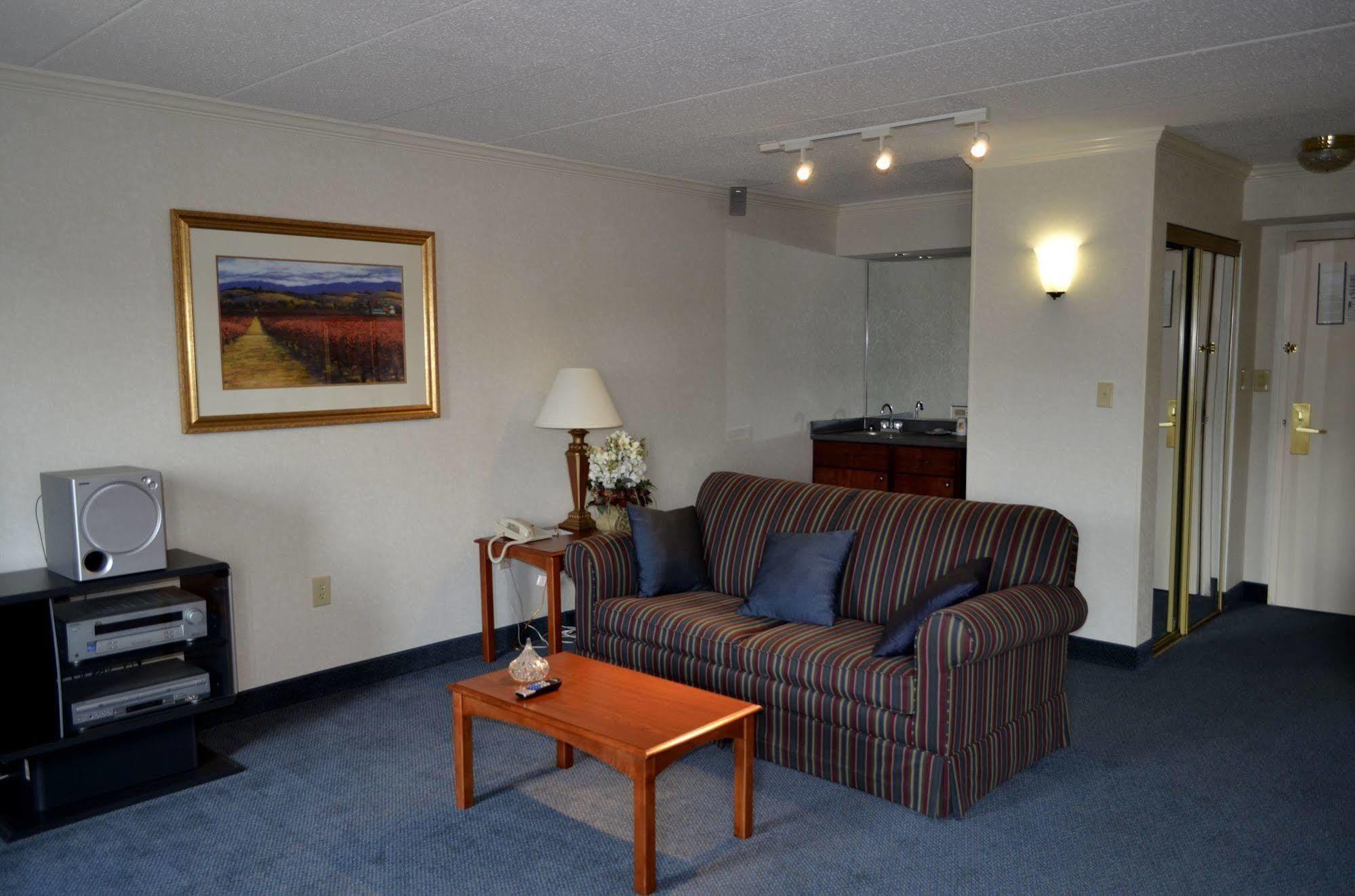 Super 8 By Wyndham Frederick Hotel Buitenkant foto